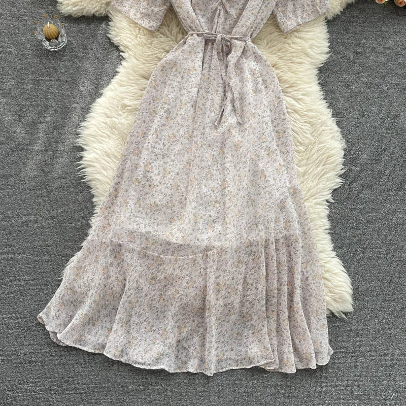 Singreinyの女性フレンチの花のドレスデザイン不規則なフリルVネックAラインシフォンドレス夏のボヘミアンプリントビーチMidi Dress 210419