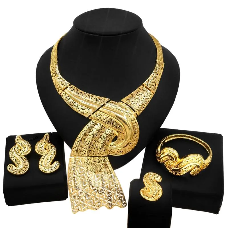 Orecchini Collana Ultimo oro brasiliano Design italiano Stile esagerato Anello Set di gioielli Banchetto Regalo di festa229W