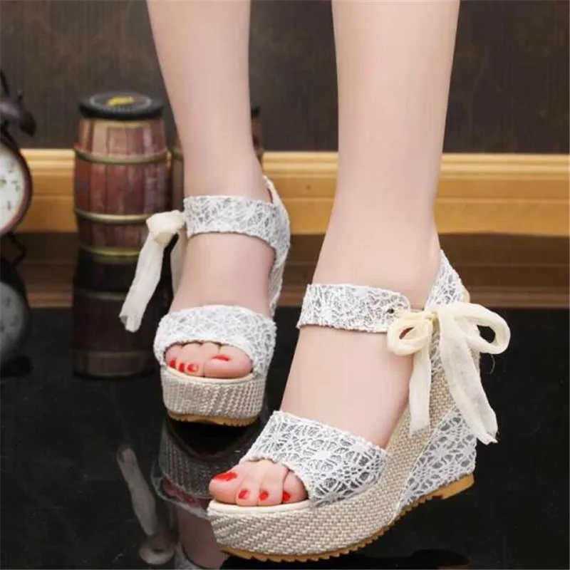 Lace Shoes Gladiator Kvinnor 2021 Sommar Sweet Flowers Buckle Open Toe Wedge Sandaler Floral High-Heeled Skor Plattform Sandaler Y0721