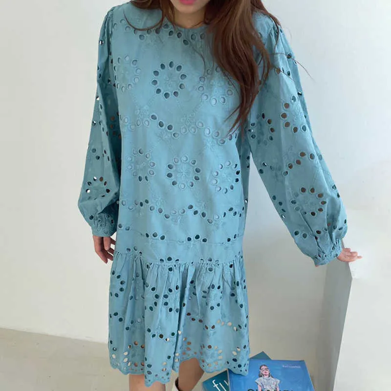 Korejpaa mulheres vestem verão coreano chique nicho temperamento em torno do pescoço Crochet Hollow Plissado Ruffled Slow Sleeve Vestidos 210526