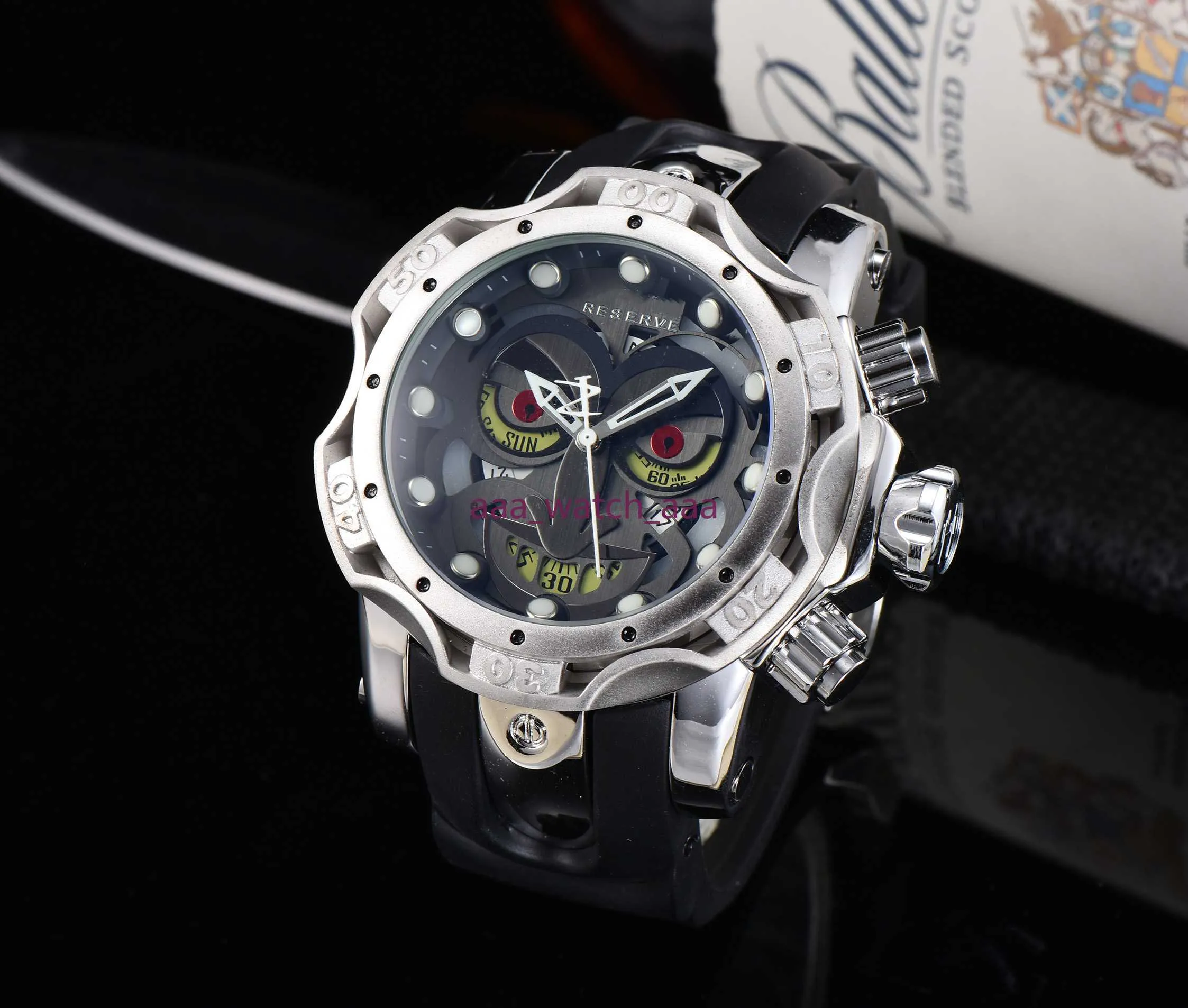 2021 New Luxury Mens Sports Watch 광대 시리즈 Golden Quartz Men Watches 달력 실리콘 스트랩 손목 Watch257y