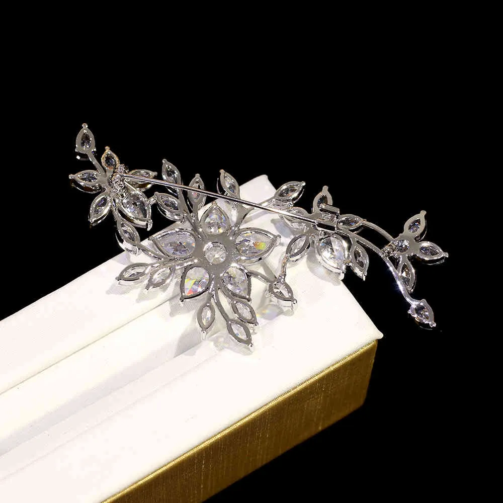 ASNORA Damen-Brosche mit großem Blumen-Kristall, modischer Blumenstrauß, Zirkonia-Brosche und OL-Western-Ornament