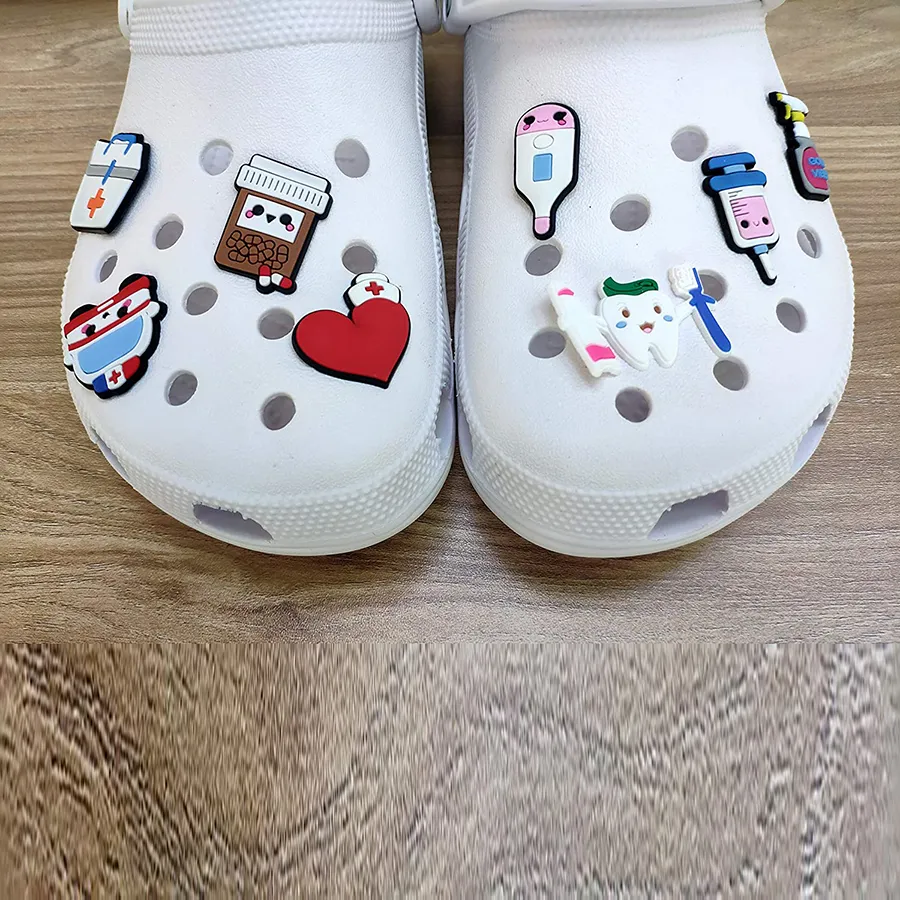 Crocs clog 신발 간호 신발 액세서리를위한 도매 PVC 간호 Jibbitz 제조