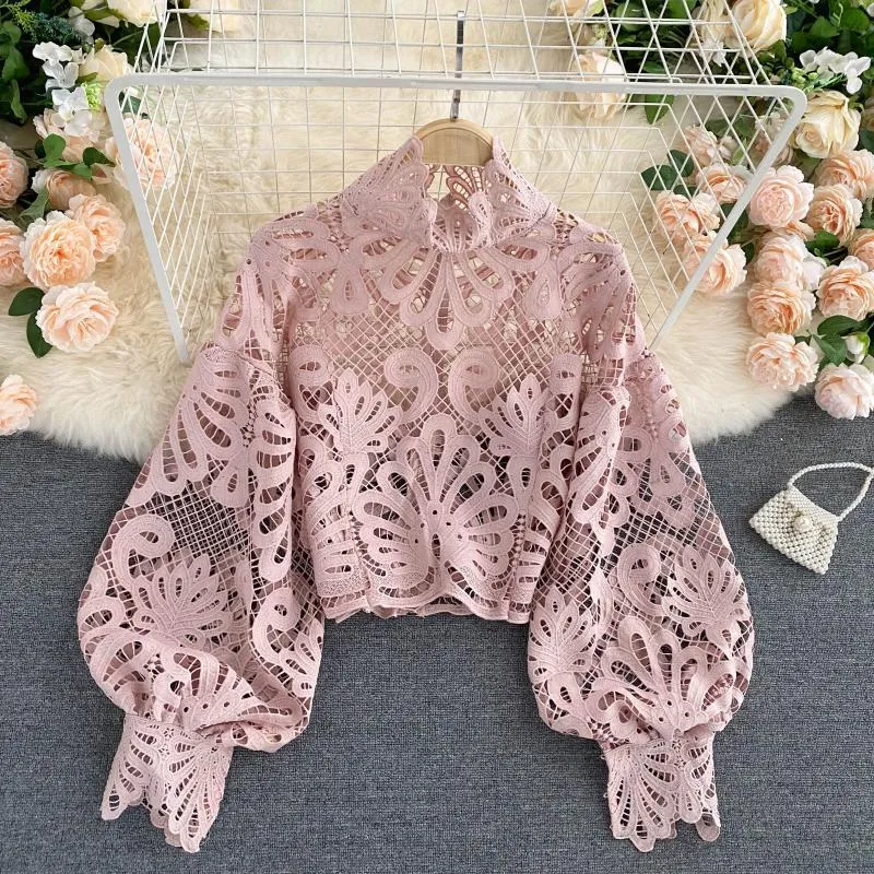 Sexy Lace Hollow Out Korte Blouse Casual Lantaarn Lange Mouw Stand Kraag Shirts Vrouwelijke Elegante Rood / Roze / Wit Losse Tops 220315