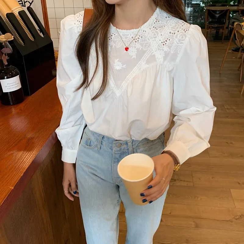 Early Spring Sweet Embroidered Flower Long Sleeve Women's Shirts Round Neck Loose Pullover Puff Fashion Top Female 13065 210508