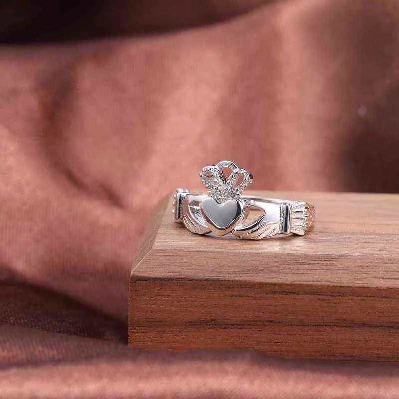 Рука сердца Crown Claddagh Серебряное кольцо женщины полированные обручальные кольца 925 стерлинговые украшения обручальные кольца женщины размером 4-11 211217