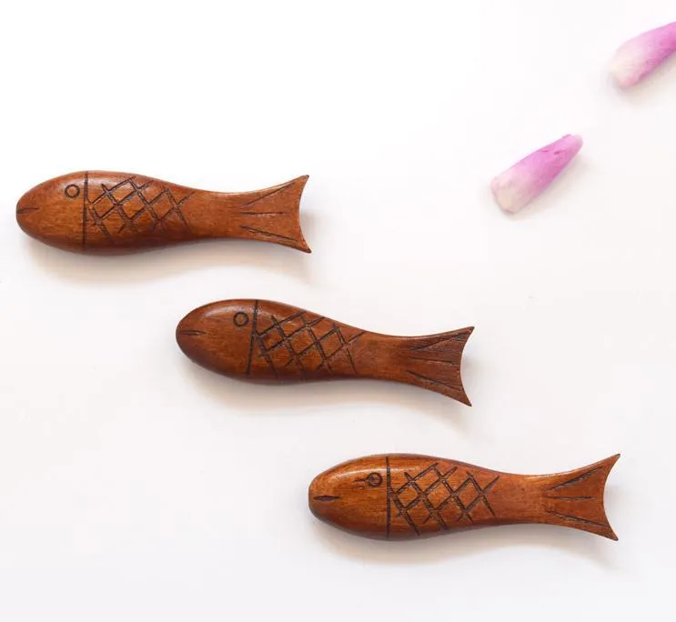 Fiskformad naturlig trätabellhållare Hållare Chopstick Rest Spoon Fork Kniv Trähållare Rack Köksverktyg Partihandel