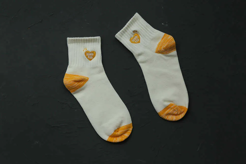 Sports, décontracté automne hiver humain jaune vert amour brodé coton sport court hommes et femmes chaussettes de mode