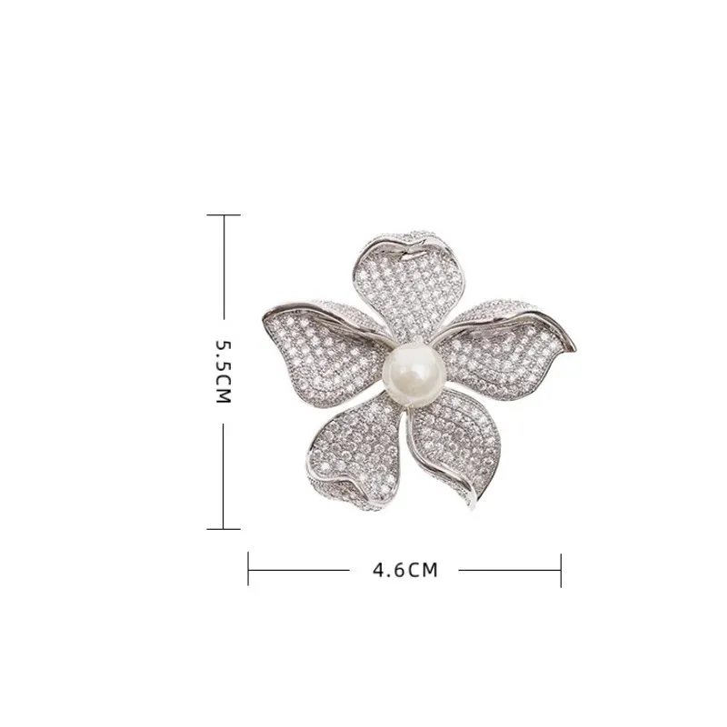Mode Vit Pearl Flower Brosches Pins För Kvinnor Märke Design Smycken Lady Wedding Party Suit Corsage Micro Pave CZ Stone Pin