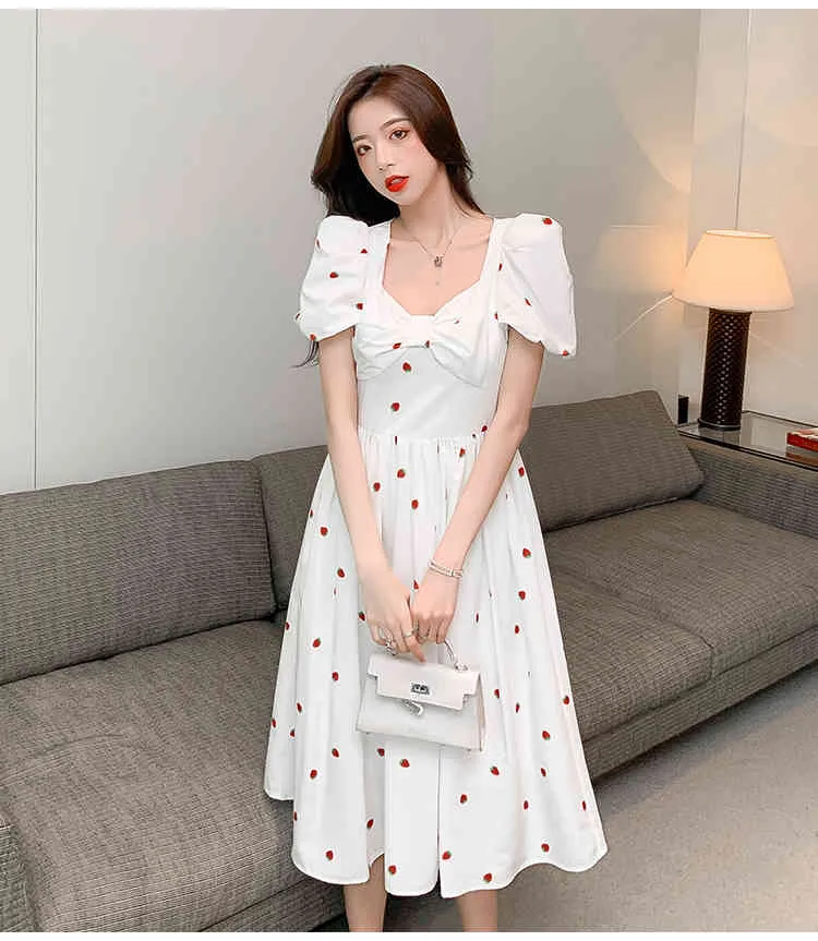 Llzacoosh sommar koreanska jordgubbar print kvinnor vintage vit fyrkantig krage puff ärm slim draped en linje klänningar kläder 210514