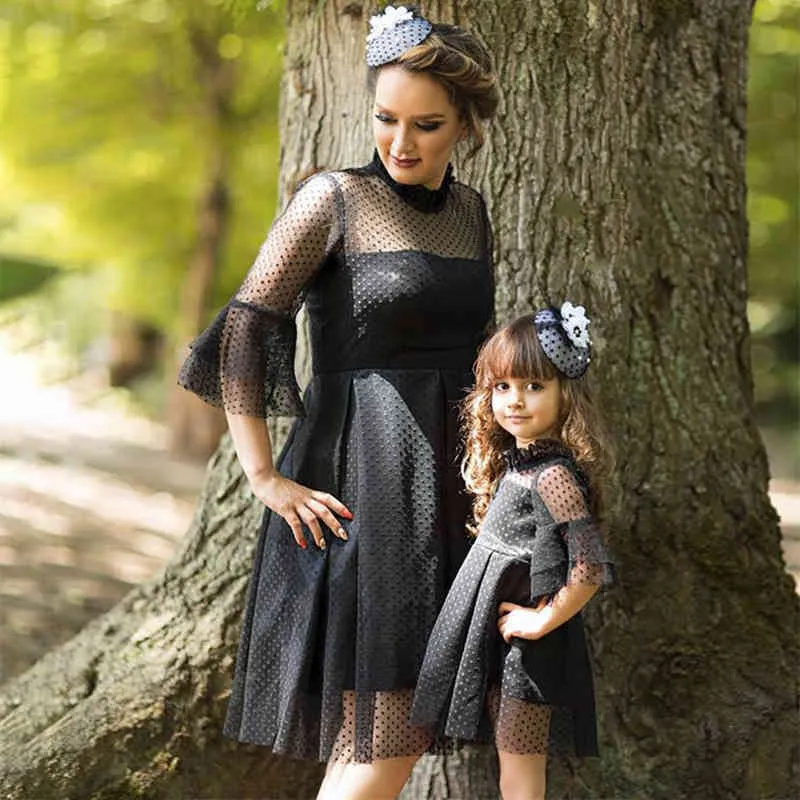 Lace Dress Spring Family Matching Outfits Mor och dotter Black Es med Bell Sleeve 210429