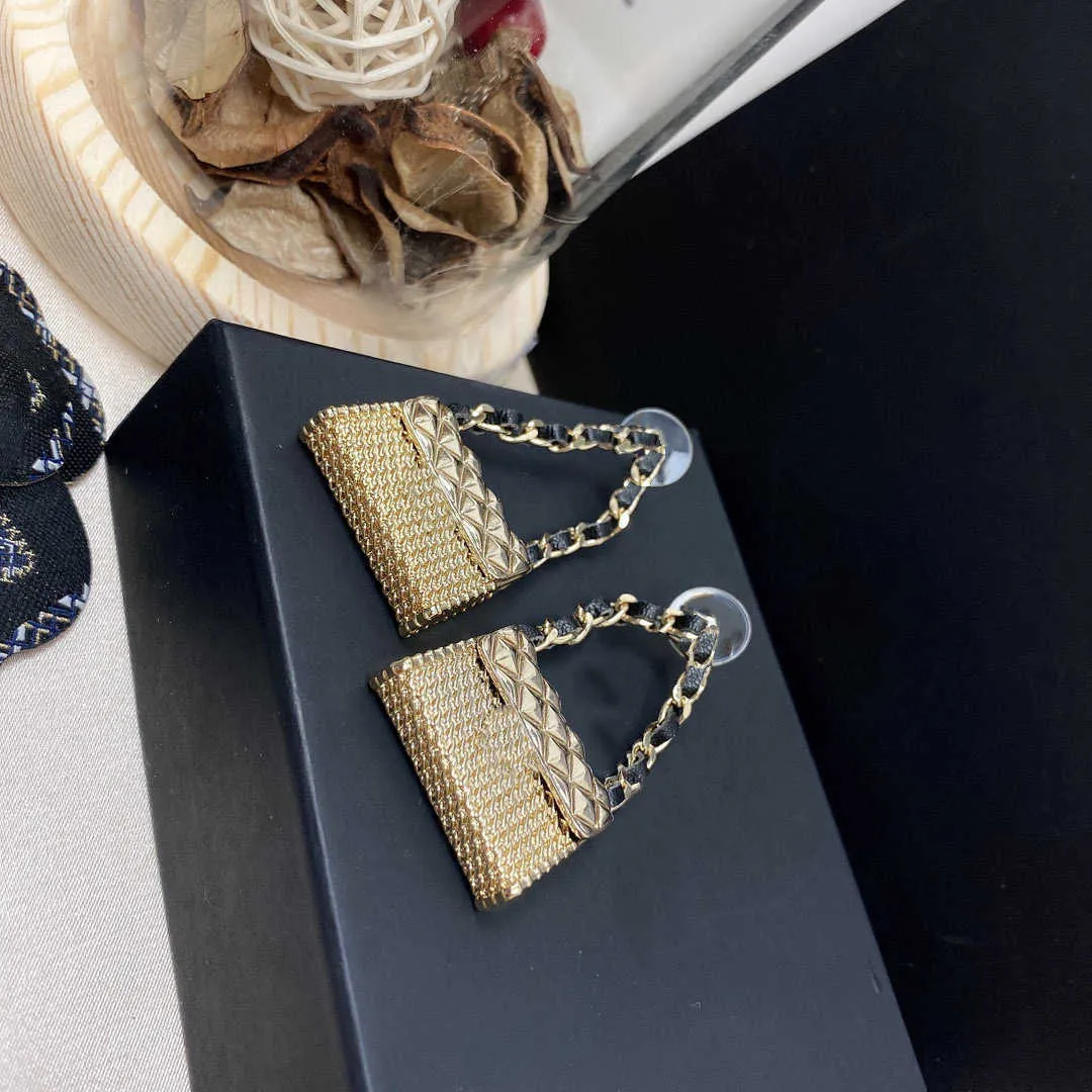 2021 Nya varumärkessmycken för kvinnor geléväska design örhängen fest metall väska örhängen c namn stämpel kross väska örhängen2717573