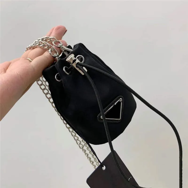 2021 Kvinnor Keychains Small Long Chain Shoulder Messenger Bags Drawstring Classic Hand Bag Bucket Midje Keychain285d