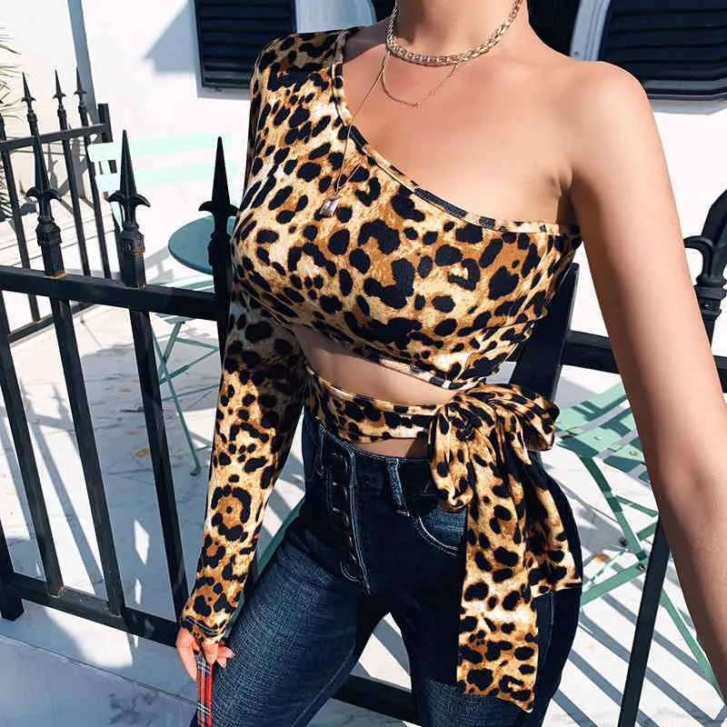 Omsj mode leopard en ärm axel slim t-shirt kvinnor sexig skev krage gröda över höst High street wear tee 210517