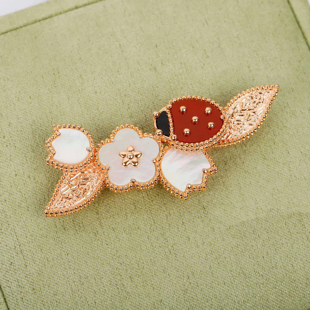 أعلى جودة العلامة التجارية الفاخرة النقية 925 Silver Jewelry Lovelybug Lucky Spring Design Cherry Leaf Mother of Pearl Gemstone Brooch