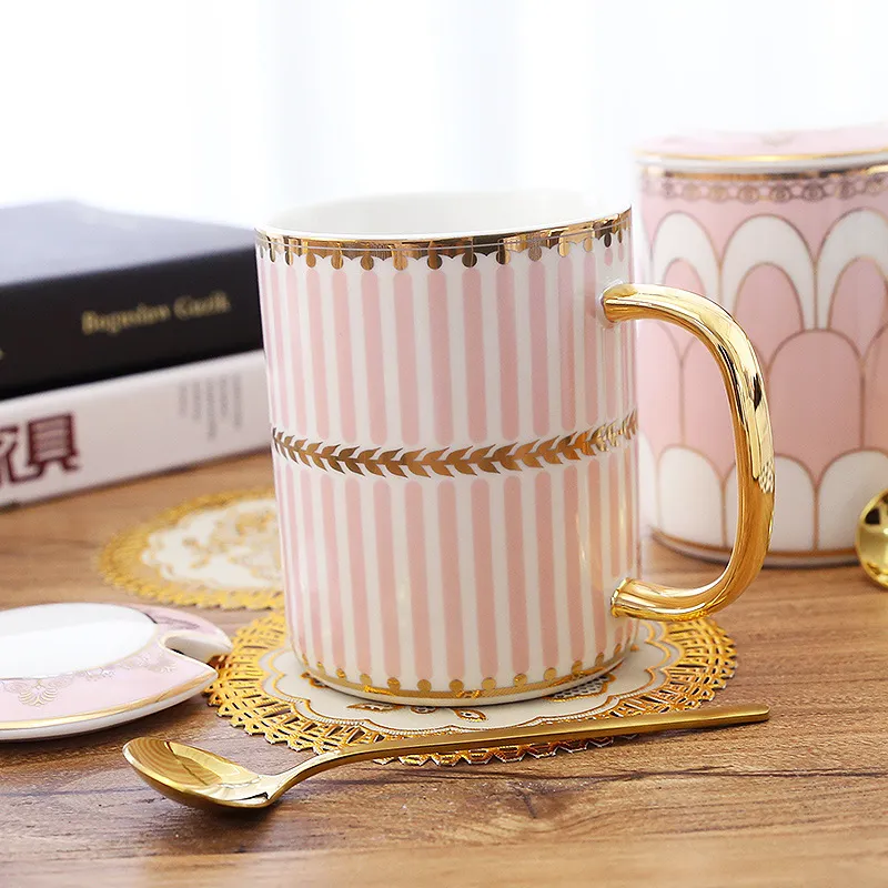 Керамические кружки Британская легкая роскошная чашка для кафе Гостиная Офисная фарфоровая чайная кружка с золотой ручкой Whole296m
