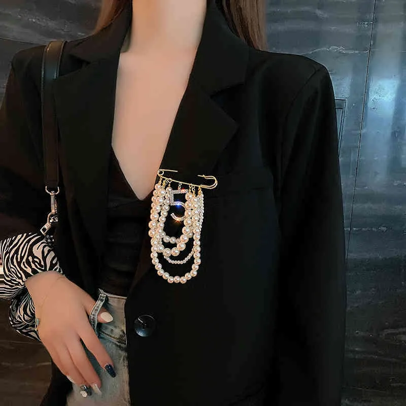 Moda di lusso Perla Numero 5 Spille Abbigliamento donna Design del marchio Spilla in lega classica Regalo accessori amiche Gioielli vintage