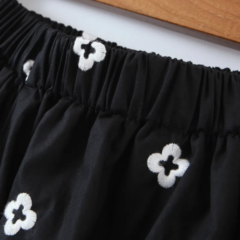 Kvinnor Vintage Black Flower Broderi Loose Shorts Summer High-Waist Fold Bud Bloomers 210514