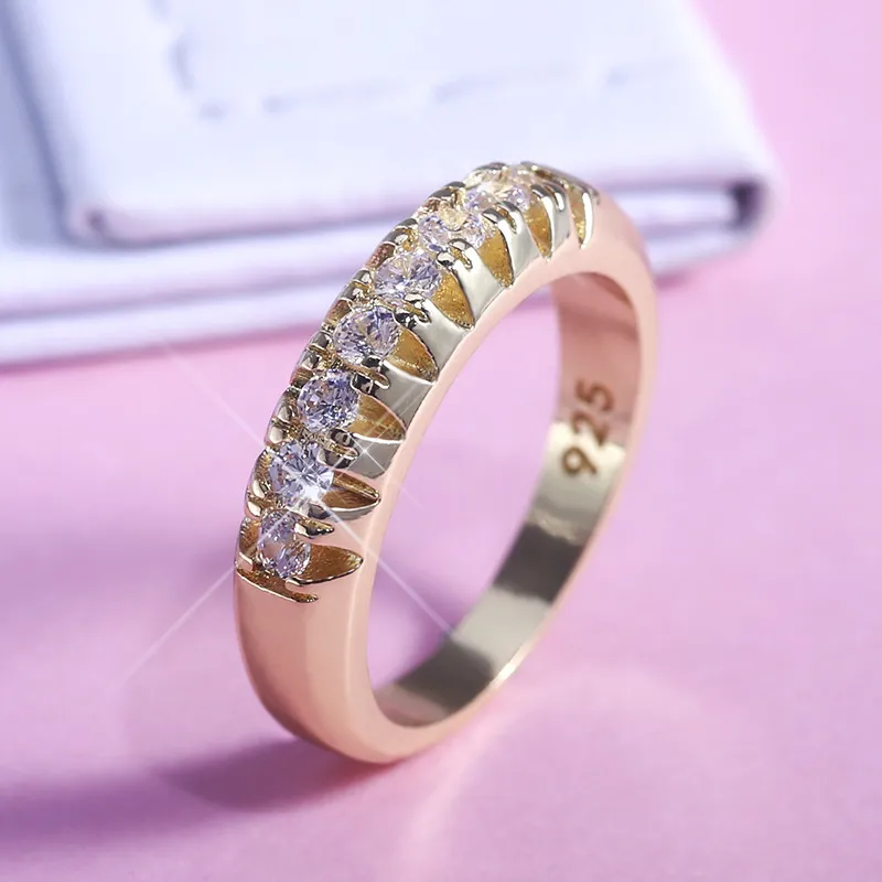 Huitan alta qualidade acessórios senhora do escritório anéis cor dourada halo micro pavimentada estilo casual jóia feminina com tamanho 6-10 2019
