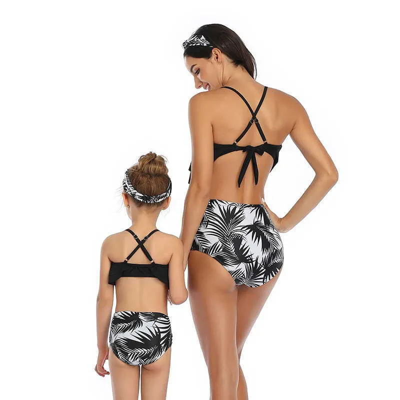 Summer Family Matching Swimsuit 2 stks Sets Zwart Blauwe Halter Bikini Floral Driehoek Zwemmen Broek Moeder Dochter E2014 210610