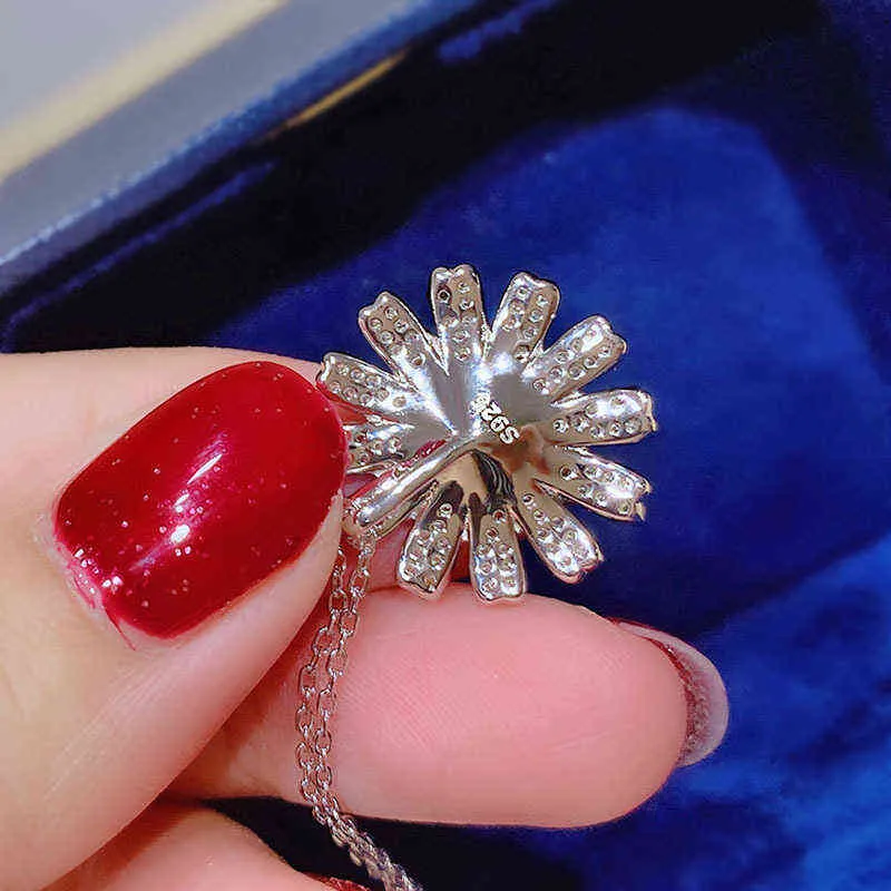 Ny S925 Silver Blomma Små Daisy Hängsmycke Halsband Kvinnlig Trend Personlighet Glänsande Simulering Diamant Smycken