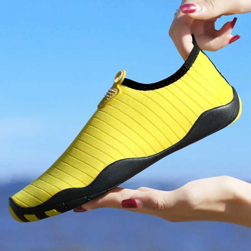 Chaussures de sports nautiques hommes femmes, chaussettes Aqua de plage légères antidérapantes à séchage rapide pour les sports de natation Yoga plongée en apnée Surf Y0714