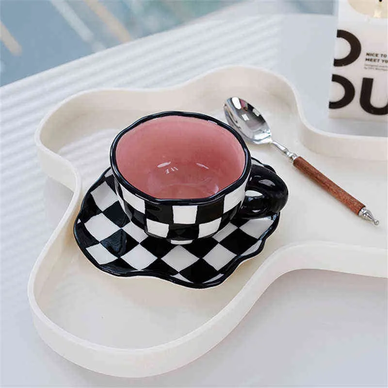 Handmålade keramiska muggar Personligt schackbräde Original Design Coffee Cup Saucer för temjölk Creative Gifters Handle Drinkware 2209f