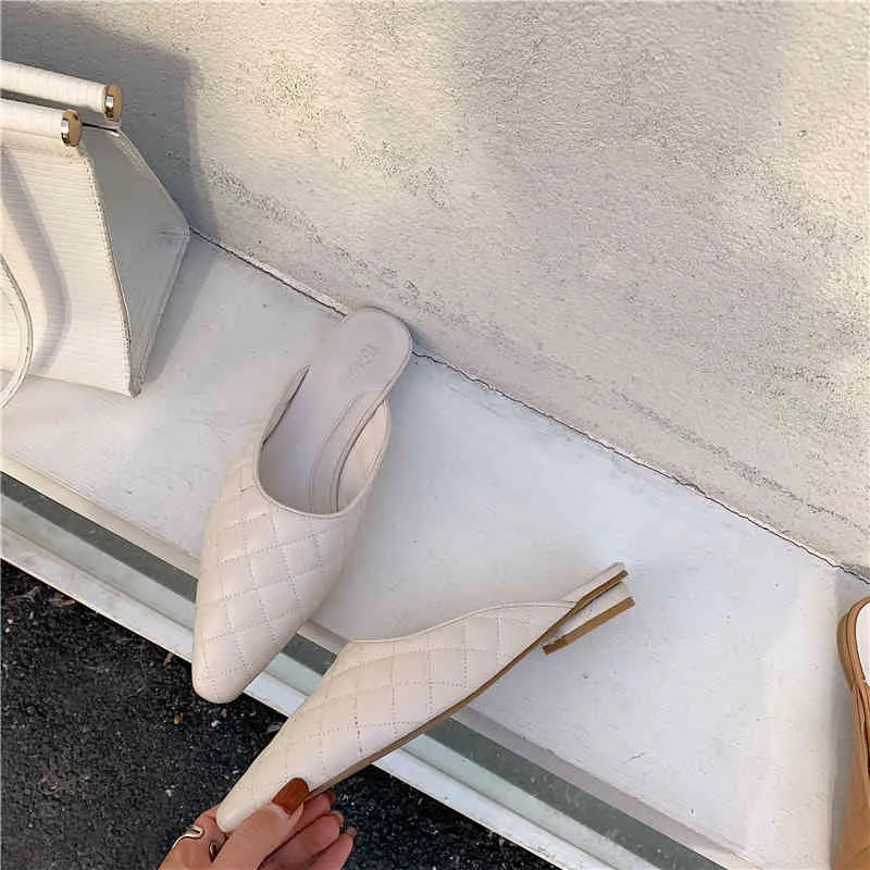 Zapatillas de mujer de verano Diapositivas de punta redonda Pisos poco profundos Resbalón de tacón en diseño de costura Zapatillas blancas / negras / beige Tamaño 35-39 210513