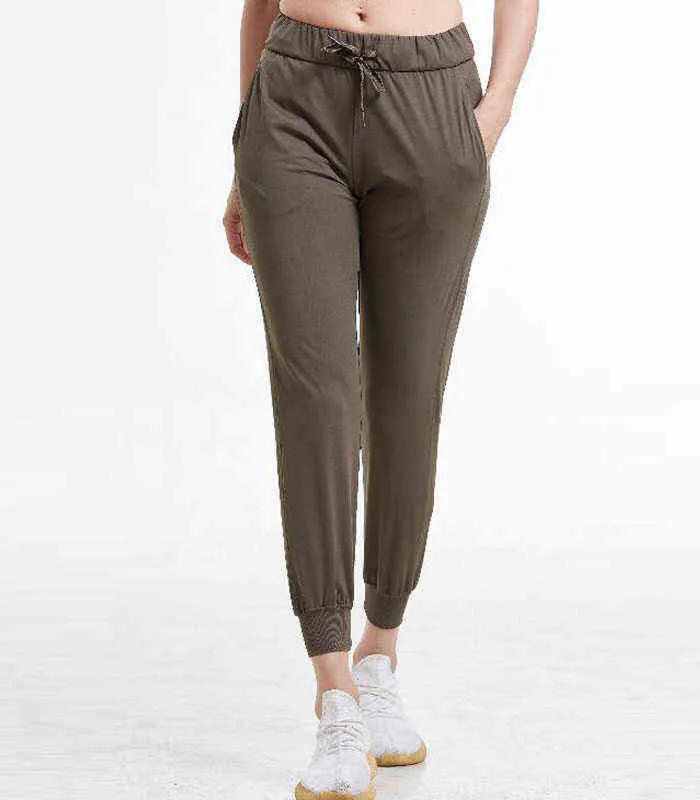 Femmes Tissus extensibles Coupe ample Sport Leggings skinny actifs avec deux poches latérales camo Pantalon à la cheville 211118