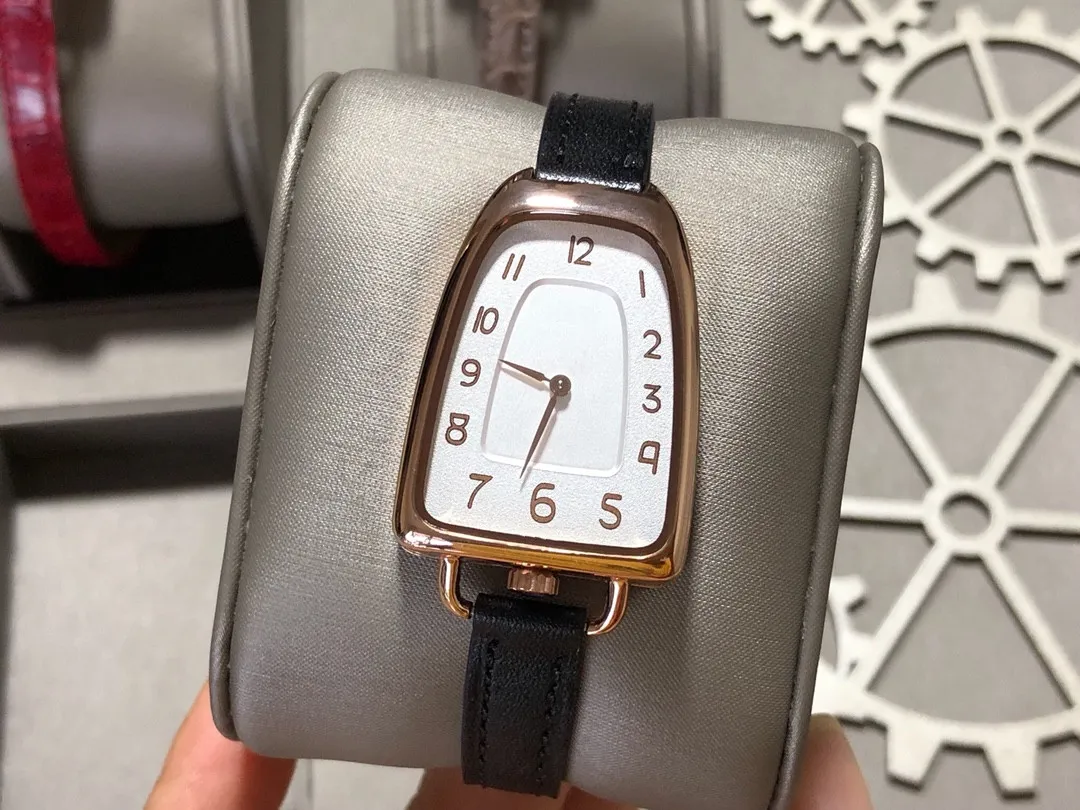 Moda exclusiva de discagem digital ARC Ladies Letter Genuine Leation Logo Wristwatch Famous Brand Women Galop Watches6696627