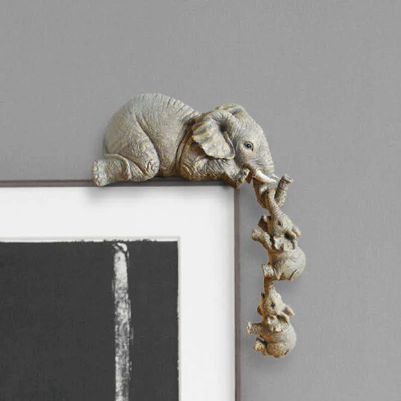 Éléphant Sitter Figurines en résine peintes à la main mère et deux bébés suspendus au bord de l'étagère Table Dropship 210811