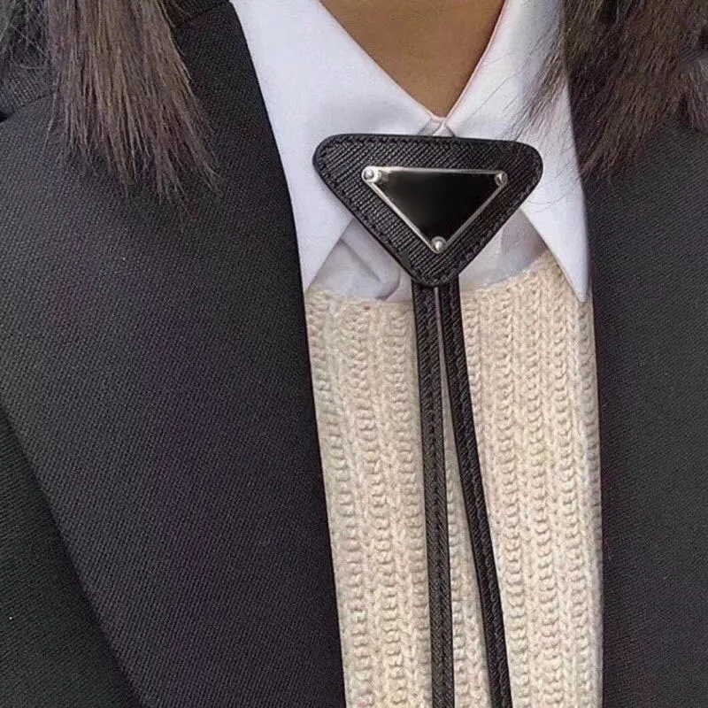 Moda feminina gravatas de pescoço metal invertido triângulo carta padrão masculino gravata unisex simples estilo campus adolescente casual acessórios205u