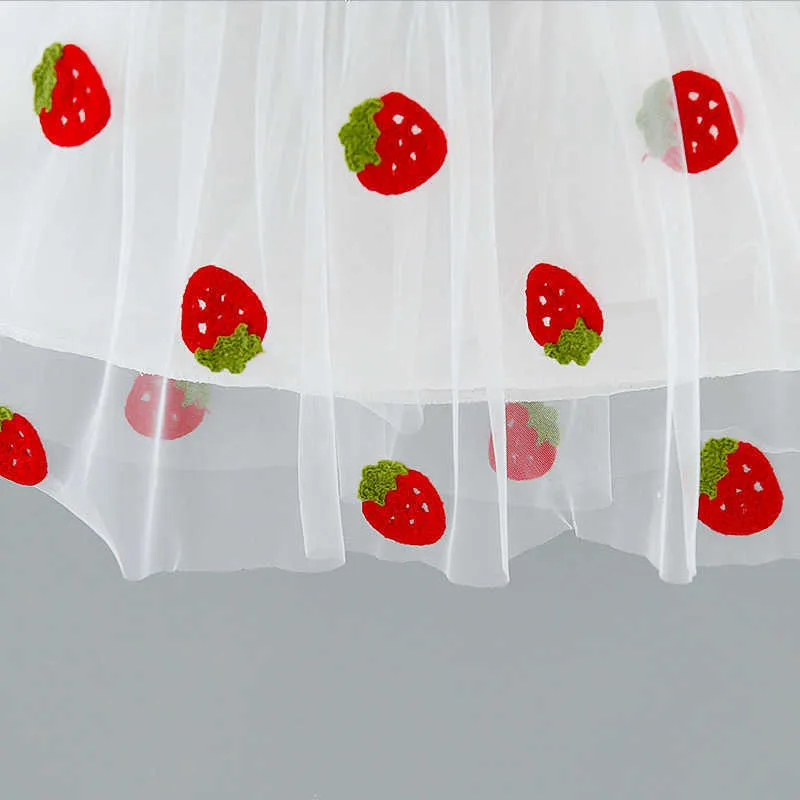 Sommarflickor barnkläder Söt liten jordgubbe mesh sömnad denim skjorta krage baby barn klänning 210611
