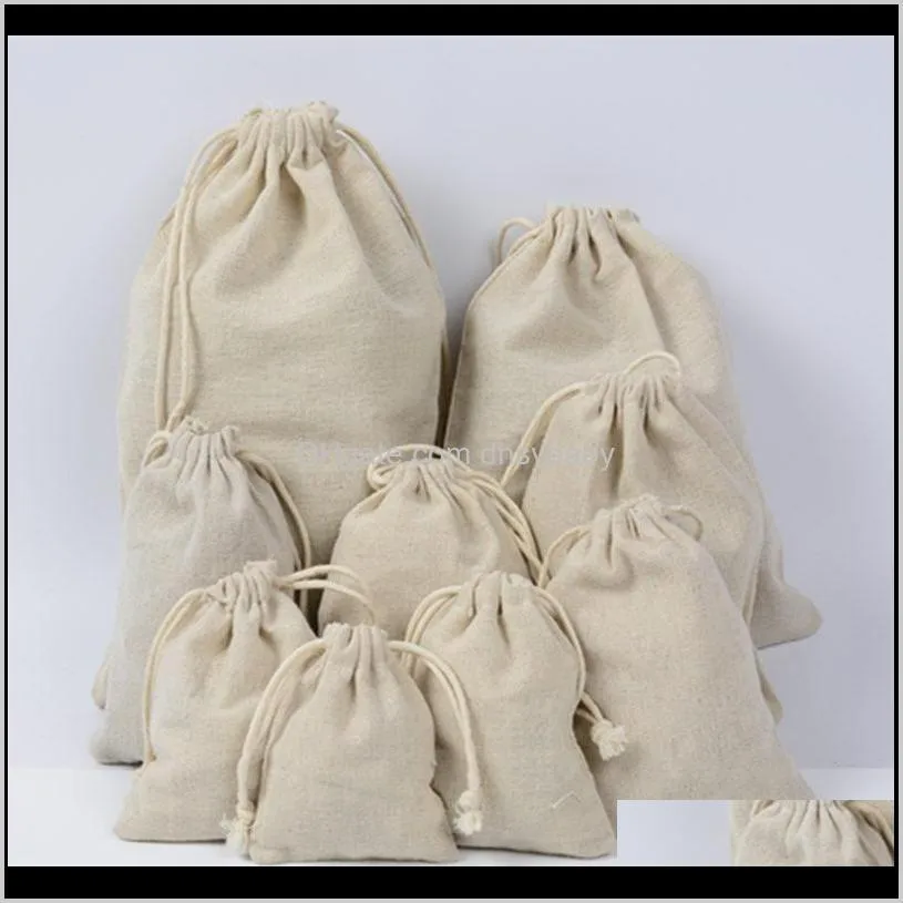 Bolsas Bolsas Pantalla 50 piezas Pequeña bolsa de lino natural Saco de yute de arpillera con bolsa de embalaje Dstring Bolsas de joyería Ipcdl2720