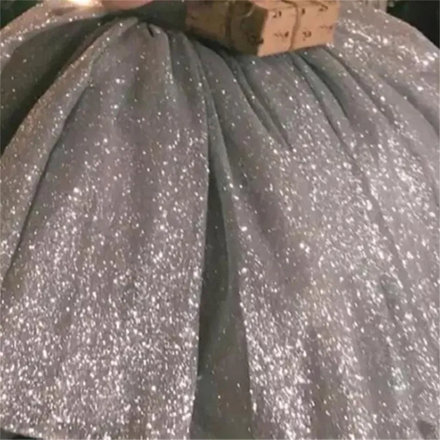 2021銀の光沢のある素材の花の女の子のドレスの結婚式の誕生日パーティーのためのリトルプリンセス