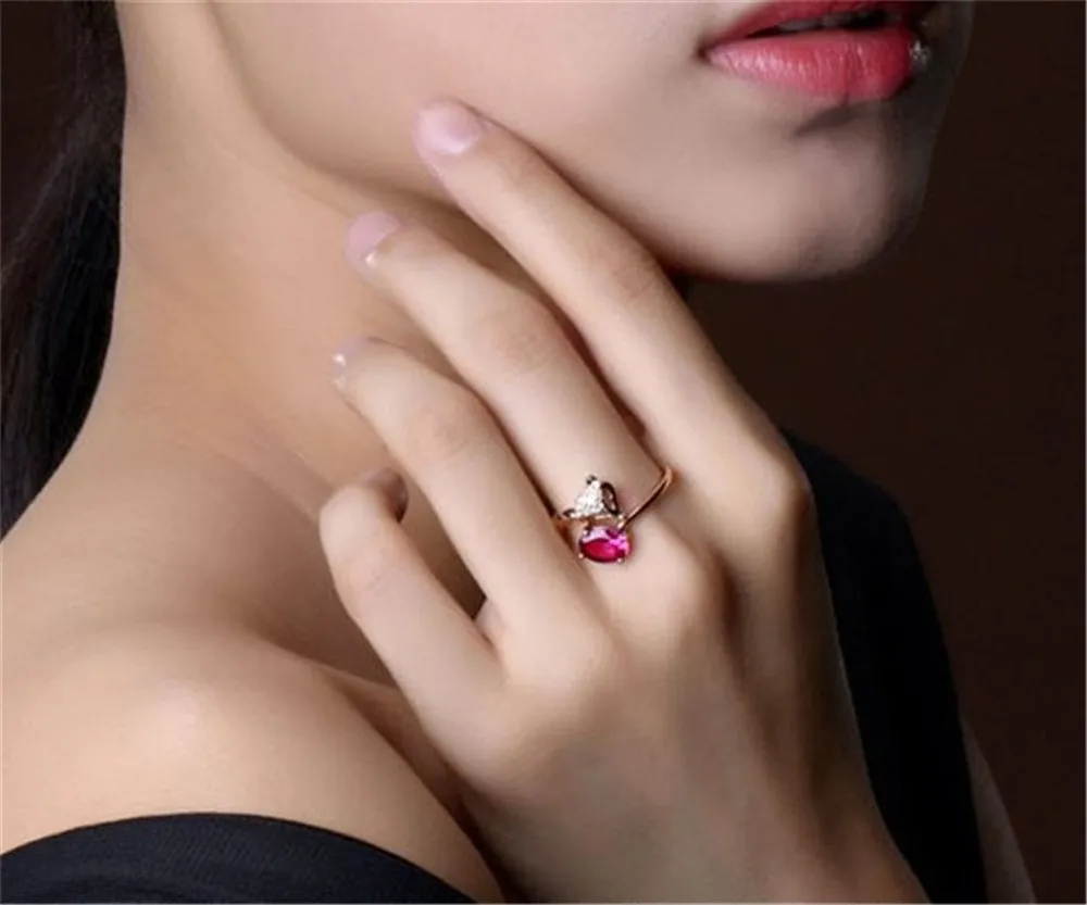 Fox Red Crystal Ruby Gemstonesリングの女性のためのリングのための彼女のローズゴールドジルコンダイヤモンド甘いロマンチックなジュエリーパーティークリスマスプレゼント