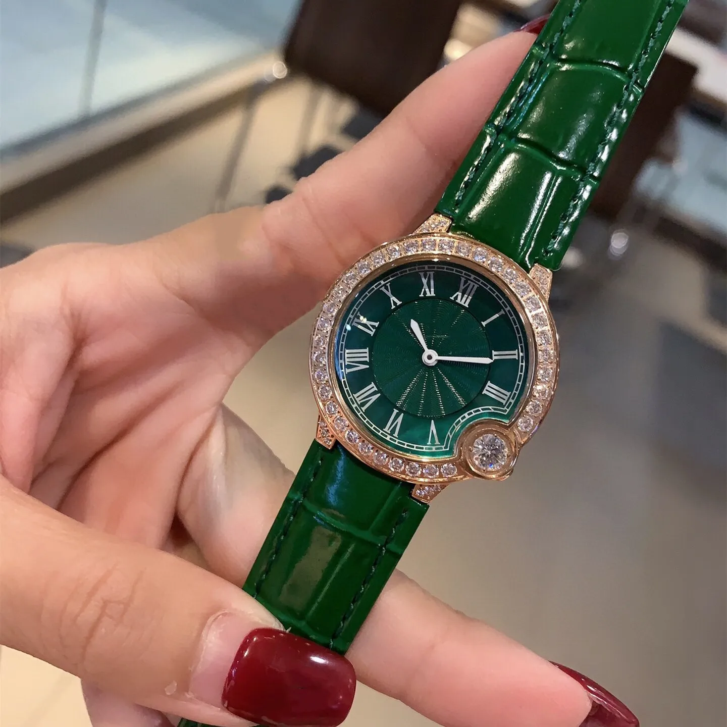 女性の幾何学的ローマ数の腕時計の茶色の革ストラップ腕時計ステンレス鋼ラインストーンクォーツ時計33mm