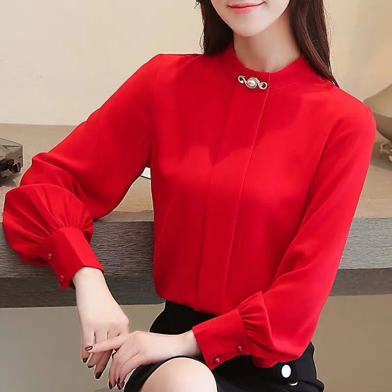 Mode femmes solide chemises bureau dame vêtements de travail printemps col montant perle décor à manches longues en mousseline de soie Blouse femme élégant 210522