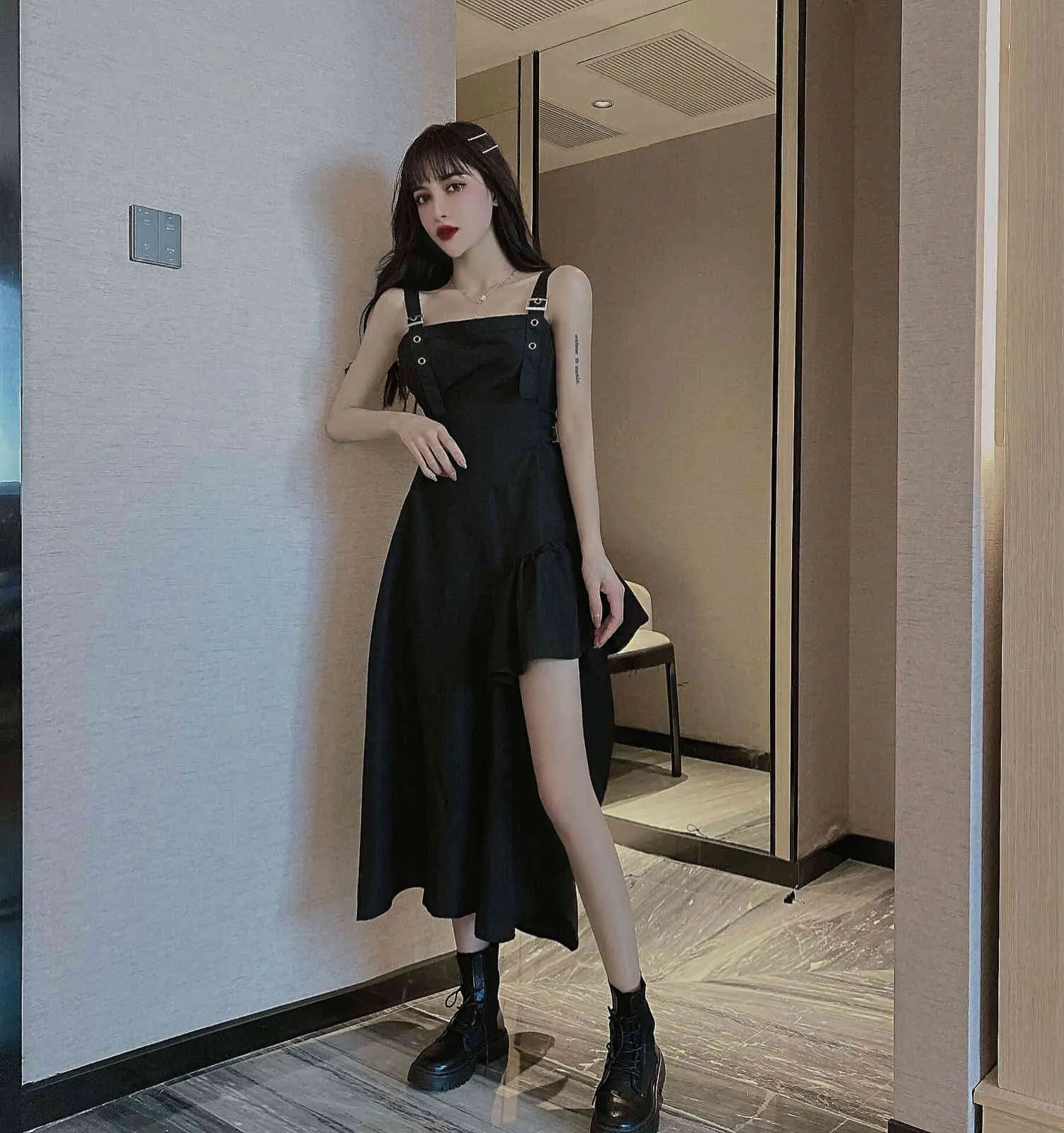 Estilo Japonês Mulheres Streetwear Suspensórios Irregulares Preto Bandagem Vestido Sem Mangas Elegante Casual Slim 210519