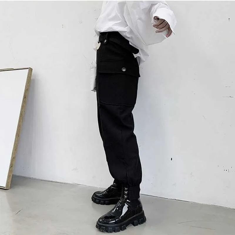 Mode män joggare byxa man hög midja med bälte avsmalnande byxor lastficka metallskiva svart lös hip hop techwear botten 210715