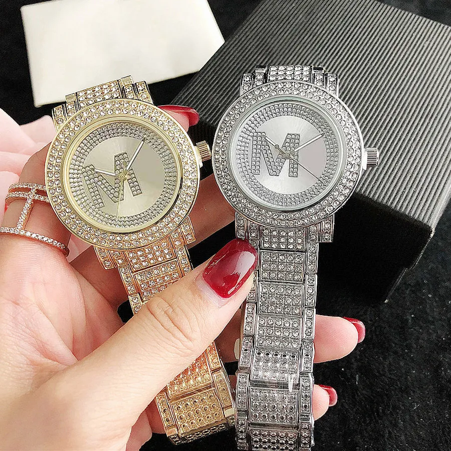 Marka Saatler Kadın Kız Elmas Kristal Büyük Harfler Stil Metal Çelik Bant Kuvars kol saati M126
