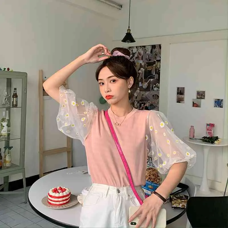 夏の女性のパフスリーブニットTシャツトップスショート韓国の小さなデイジーメッシュステッチTシャツGD371 210506