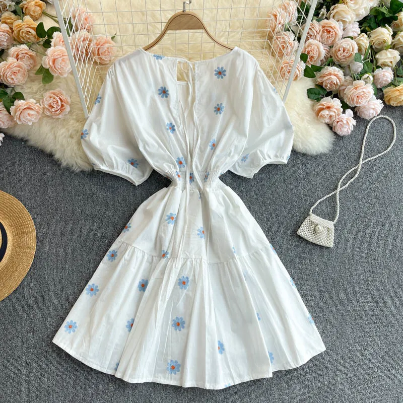 Elegancki White Retro Haft Cute Midi Sukienka Kobieta Lato Hollow Open Back Slim Holiday Krótki dla kobiet Vestido 210420