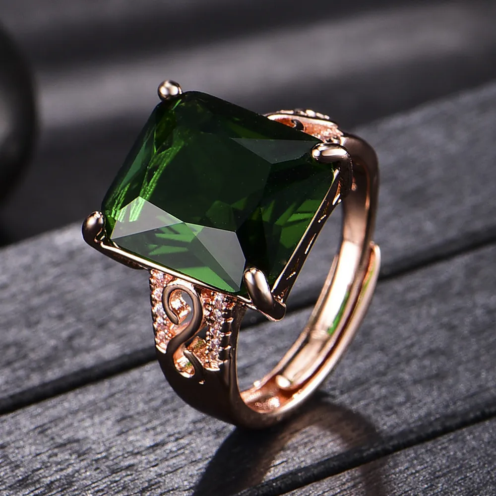 Vintage Carving Square Green Crystal Emerald Gemstones Diamanter Ringar för Kvinnor Rose Guldfärg Bague Fine Smycken Party Presenter