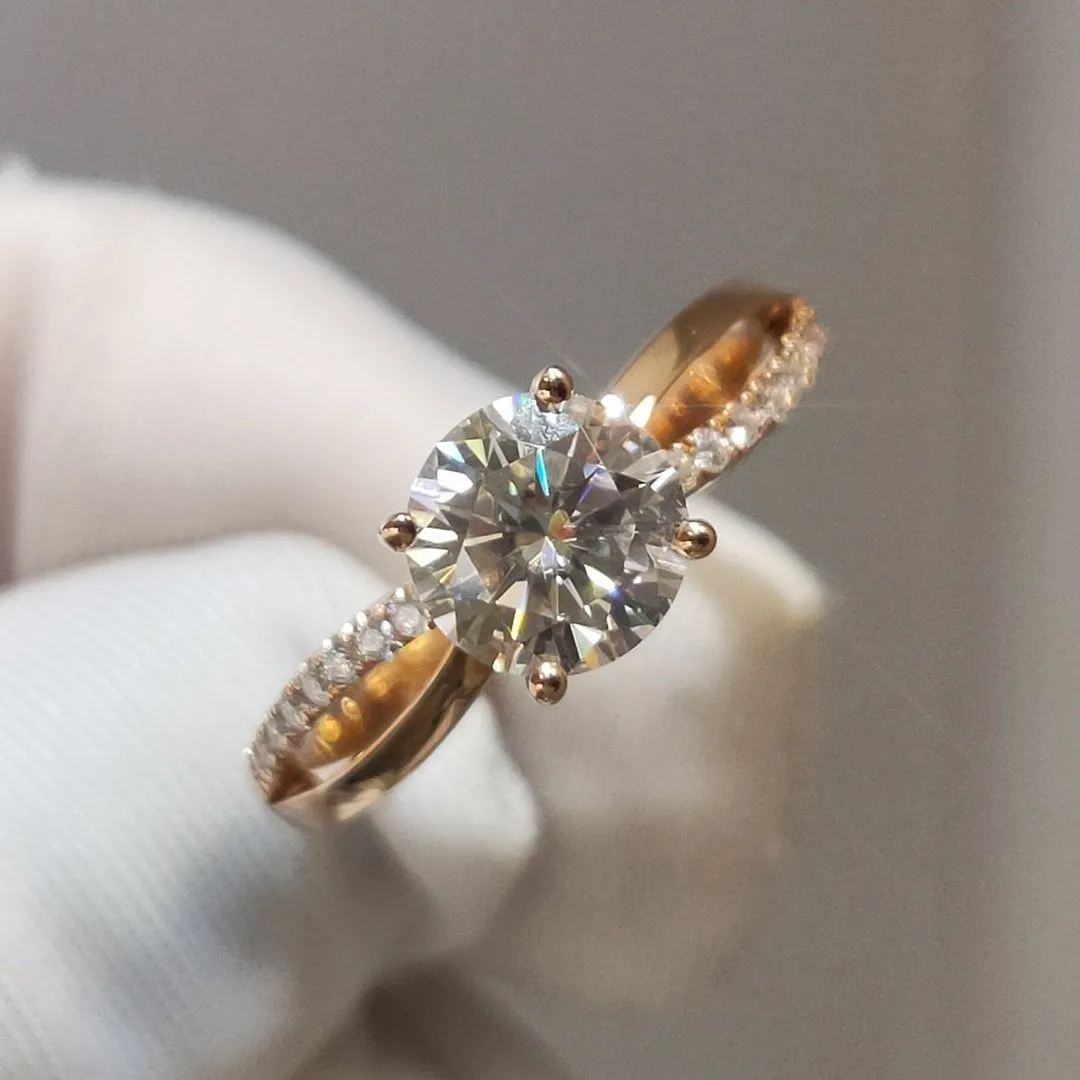 Anello in oro rosa 14 carati Gioielli romantici in moissanite Moissanite a taglio brillante rotondo Anello l'anniversario di Engagemen di lusso