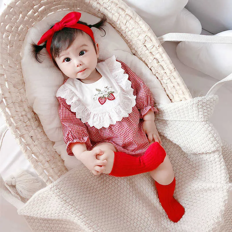 Flickor Strawberry Princess Romper för Baby Girl Broderi Jumpsuit Toddler Lattice Rompers Barn Baptism Kläder 210615