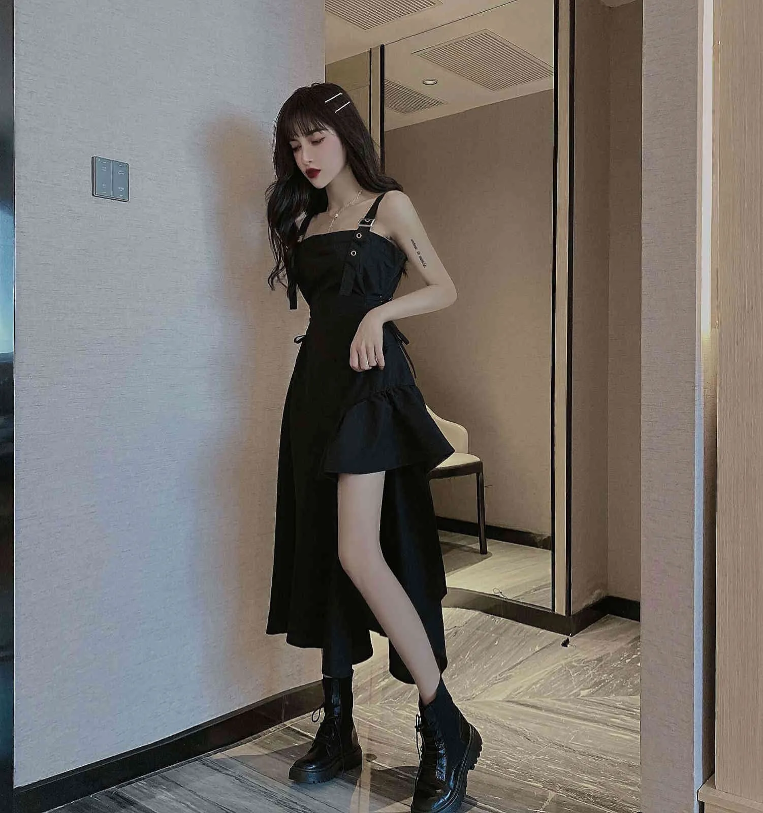 Estilo Japonês Mulheres Streetwear Suspensórios Irregulares Preto Bandagem Vestido Sem Mangas Elegante Casual Slim 210519