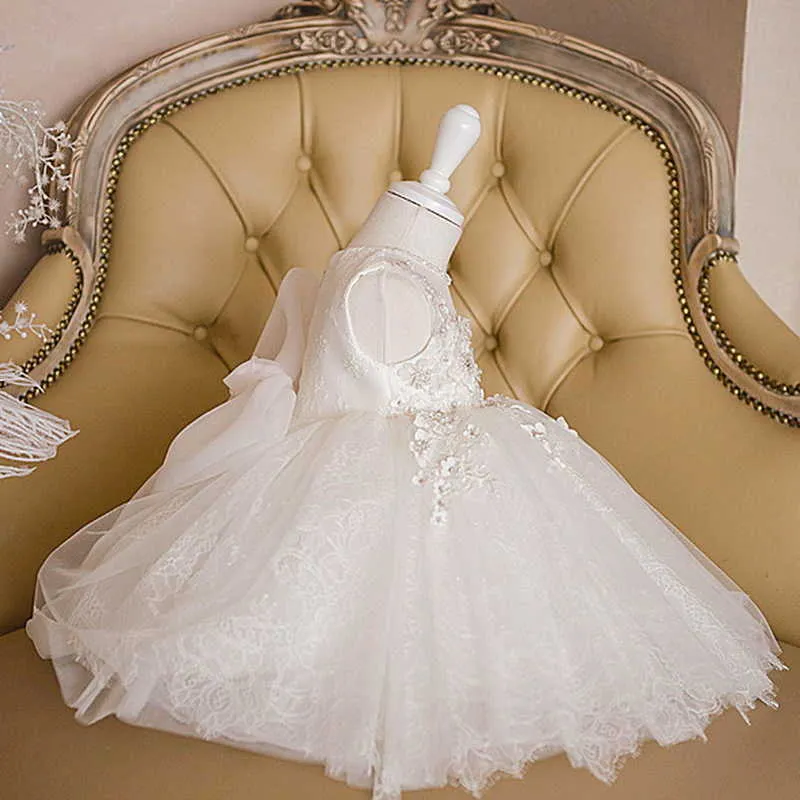 Zomer tieners meisje feestjurken witte bloemen terug grote boog prinses jurk bruiloft piano uitvoeren kinderdag E01 210610