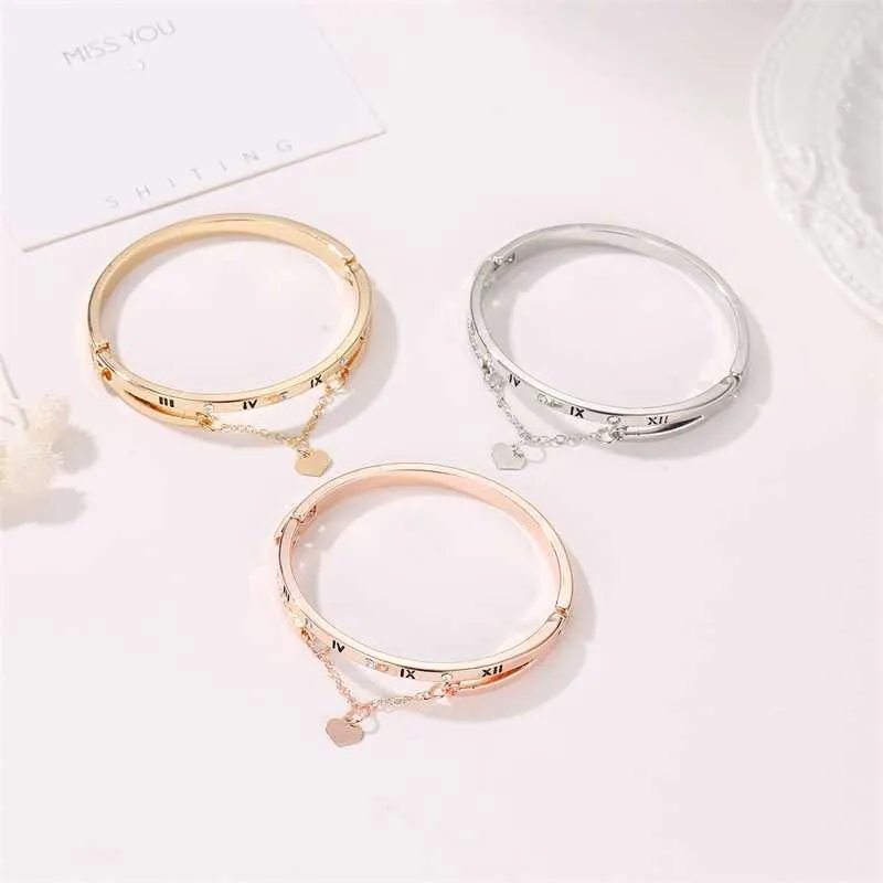 Älskar romerska siffror armband för kvinnor Tassel Peach Heart Charm Temperament Korean Armband smycken Pulseras Mujer Moda 20211874425