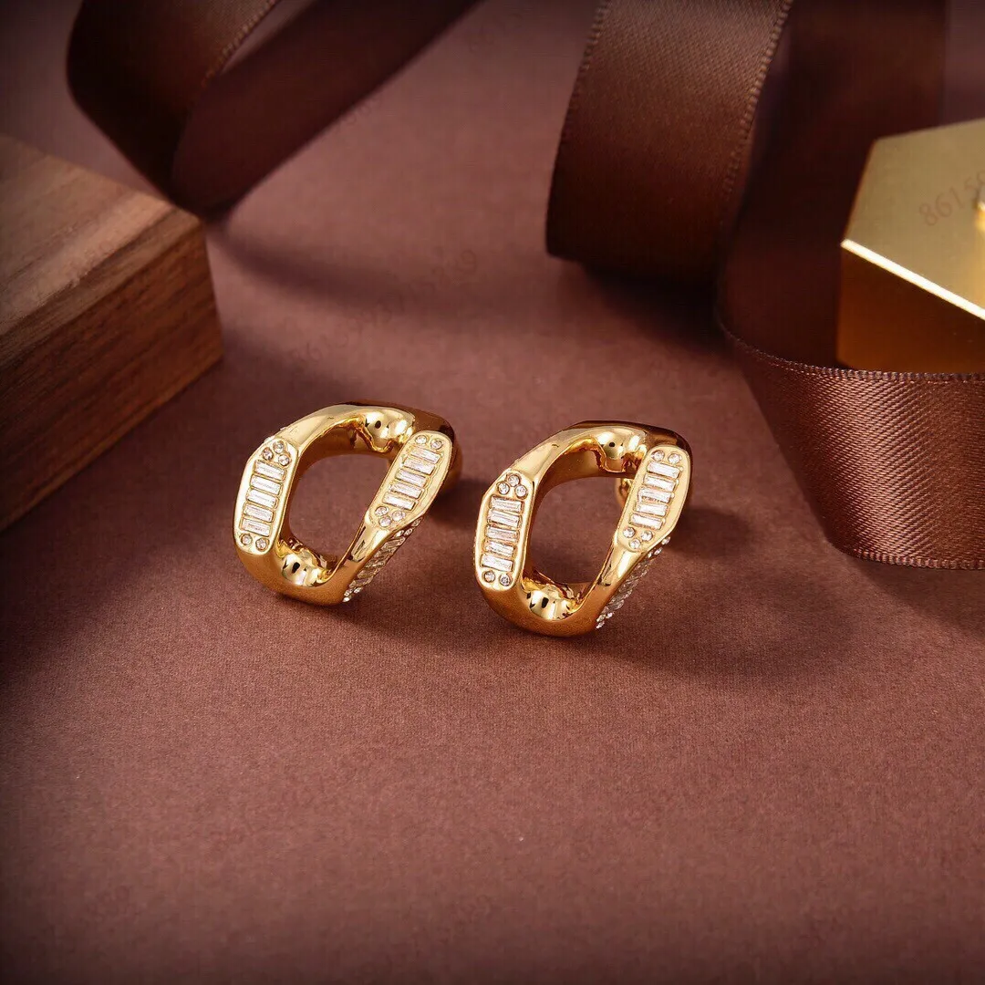 Royal Leveringen Nieuwe dames oorbellen Brass Materiaal Pating 18K Gold Highd Charm Women Earring Nieuwe Fashion Jewelry2366062